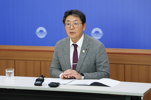 '천연기념물 황새 방사 직후 폐사' 논란에 김해시장 "송구"