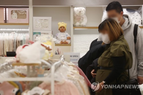 "韓 육아복지재정 OECD평균 되려면 2030년까지 약30조 투입해야"