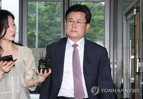 경찰, '尹 구치소 특혜' 관련 강의구 전 부속실장 소환조사