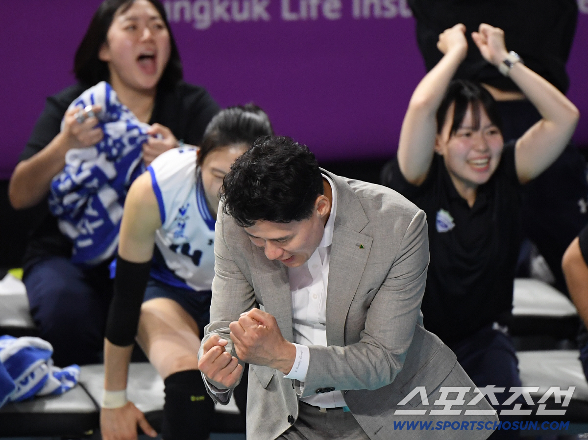 이다현 울고, 강성형 웃었다...두 주먹 불끈 쥔 사령탑의 포효 [인천 …