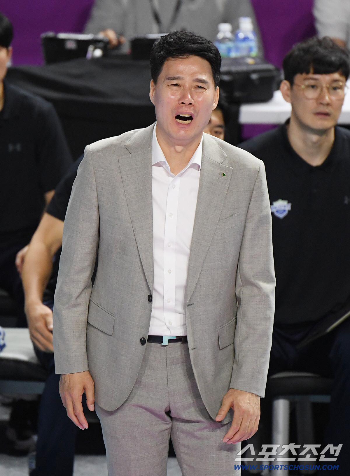 이다현 울고, 강성형 웃었다...두 주먹 불끈 쥔 사령탑의 포효 [인천 …