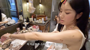 권은비, 팔 타투 스티커 하나하나 수작업..발리 '워터밤 여신' 변신