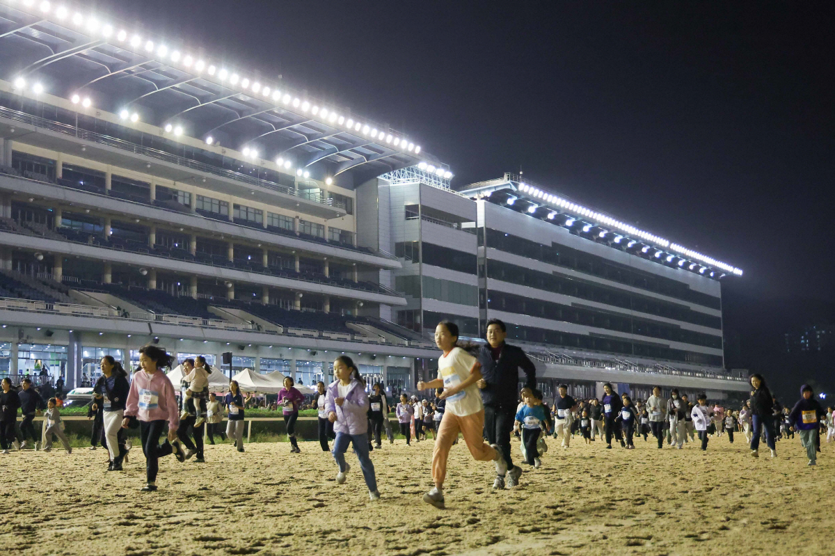 가을 하늘 아래 펼쳐진 이색 경주, 제4회 렛츠런파크 경주로마라톤