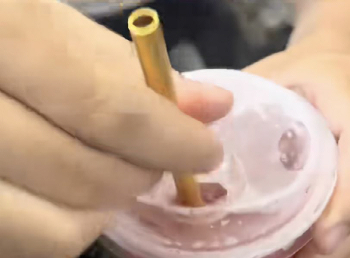 밀크티 마시려 2천만원짜리 황금 빨대 제작…"맛이 다른가?"