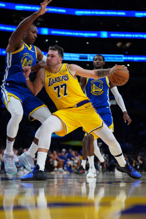 휴! 다행이다. 루카 돈치치 경미한 사타구니 부상. 美 매체 