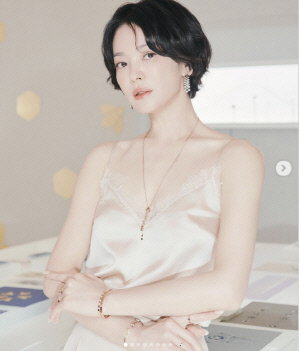 송혜교, 여리여리 몸매 ‘누드톤 슬립’…완벽 비율 전신샷 공개