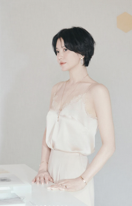 송혜교, 여리여리 몸매 ‘누드톤 슬립’…완벽 비율 전신샷 공개