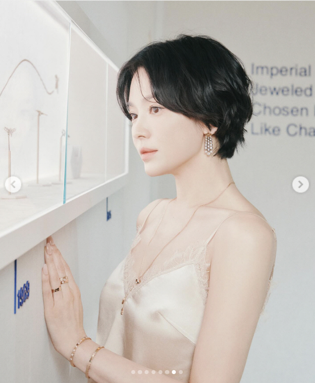 송혜교, 여리여리 몸매 ‘누드톤 슬립’…완벽 비율 전신샷 공개