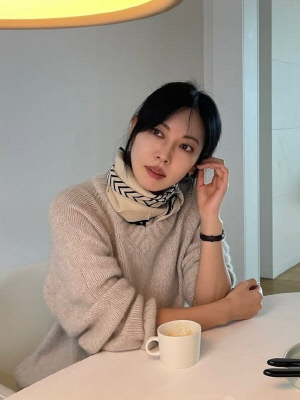‘이상우♥’ 김소연, 스카프로 가을 여신 분위기 뿜뿜 [SCin스타]