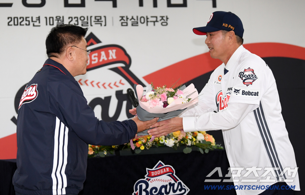 [포토] 김원형 감독에게 꽃다발 건네는 김태룡 단장