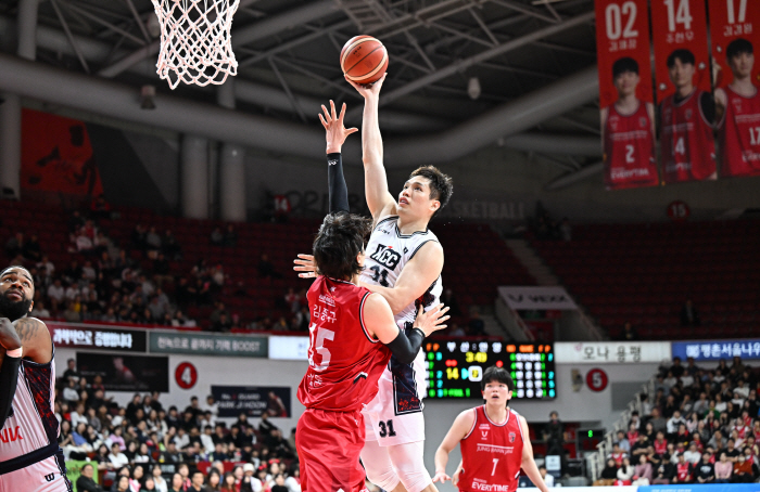 '베테랑의 향기' 선두경쟁 kCC-정관장의 숨은공신...'커리어하이'장재석-김영현 '궂은일엔 나이가 없다'