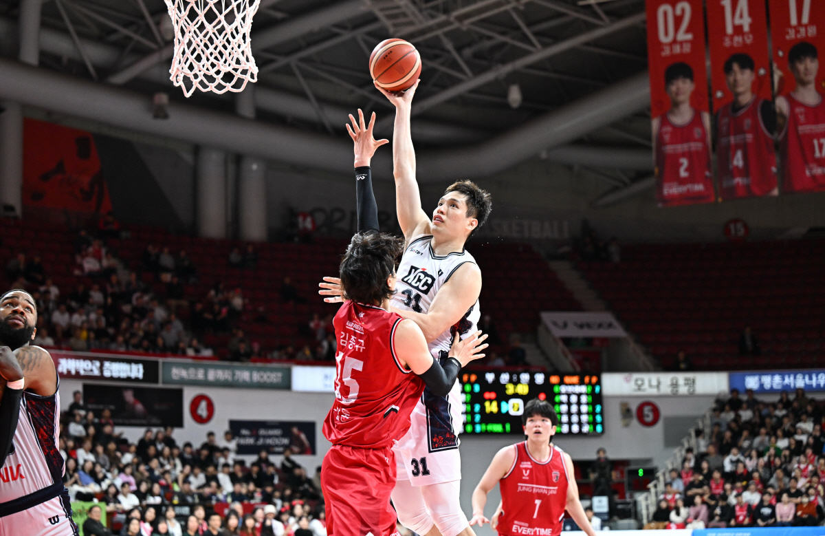 '베테랑의 향기' 선두경쟁 kCC-정관장의 숨은공신...'커리어하이'장재…