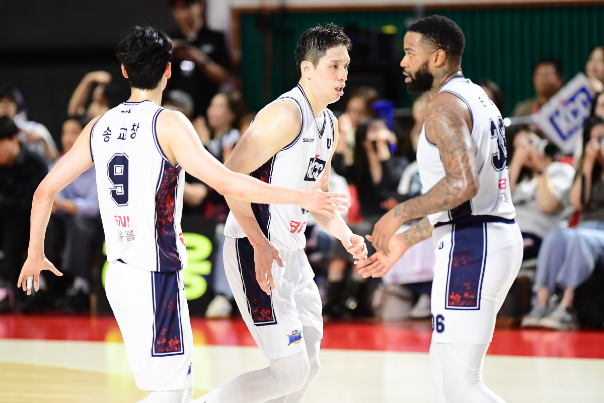 '베테랑의 향기' 선두경쟁 kCC-정관장의 숨은공신...'커리어하이'장재…