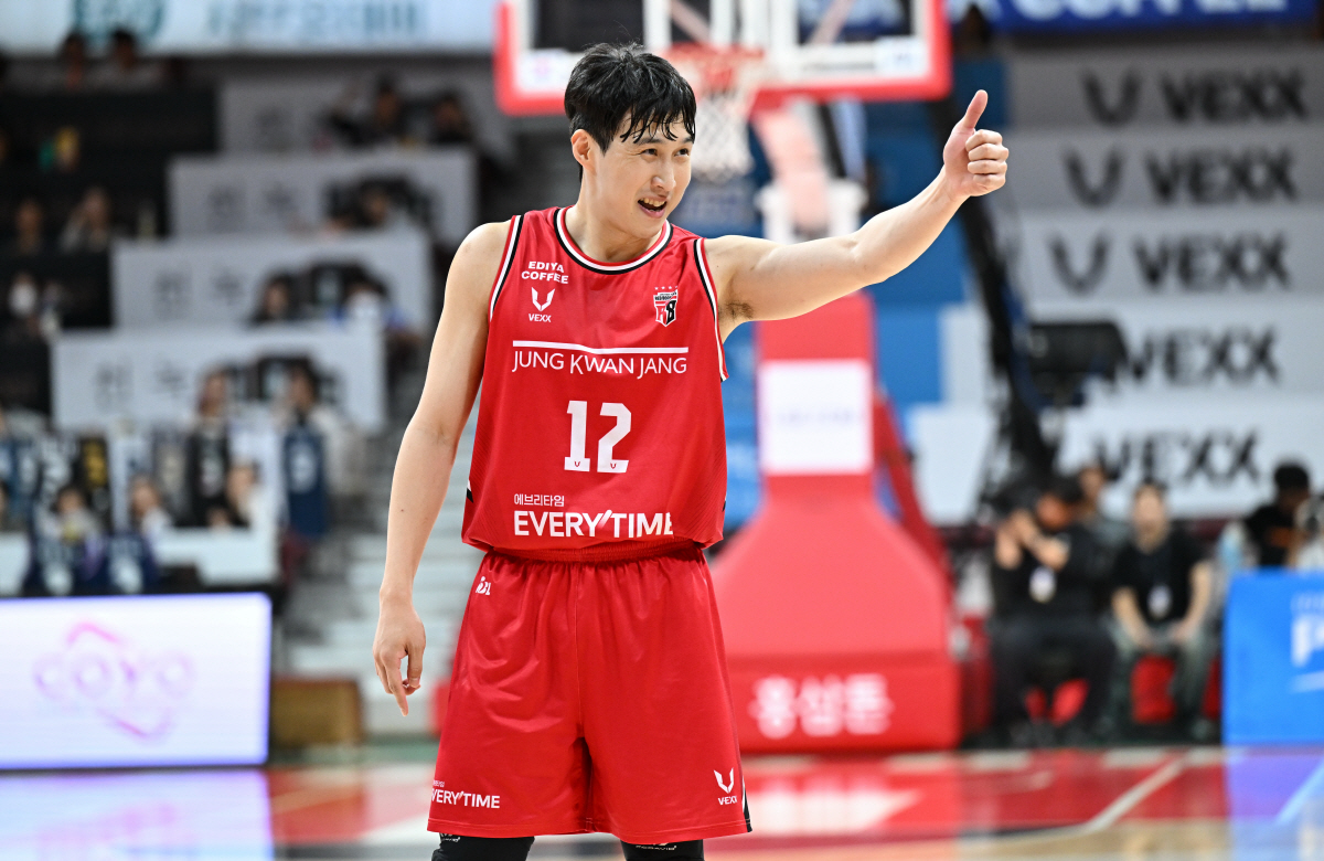 '베테랑의 향기' 선두경쟁 kCC-정관장의 숨은공신...'커리어하이'장재…