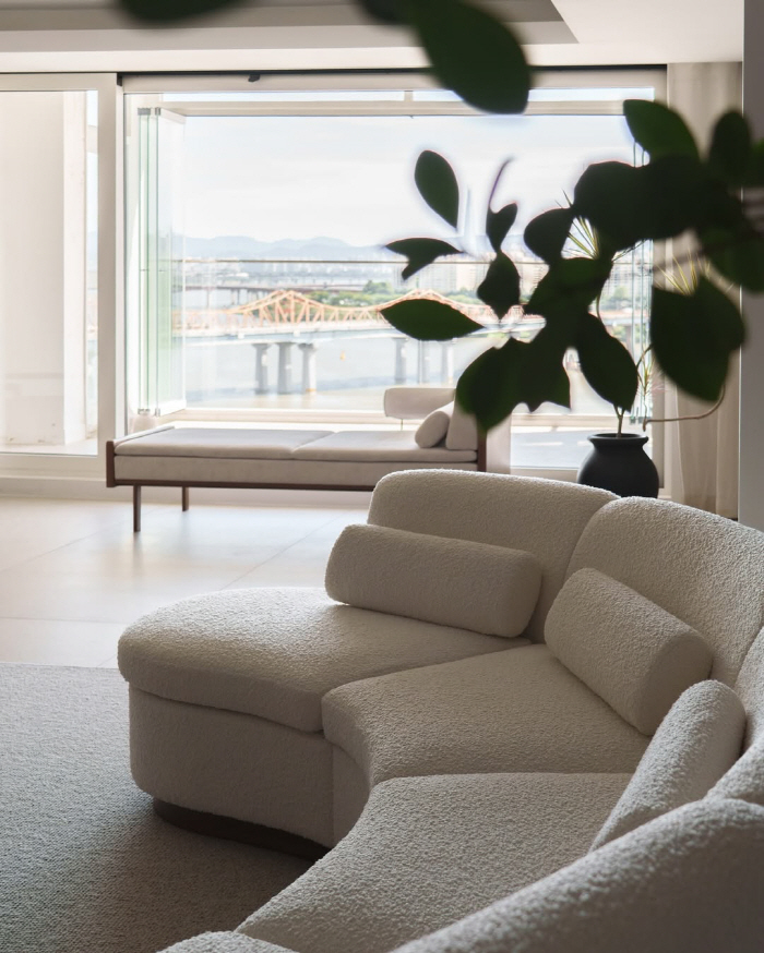 'S대 금융맨♥' 효민, 어마어마한 한강뷰 신혼집 테라스..이게 집이야, 카페야?