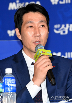 세계 최고 공격수 데리고, 개막전 충격패...권영민 감독 결단 