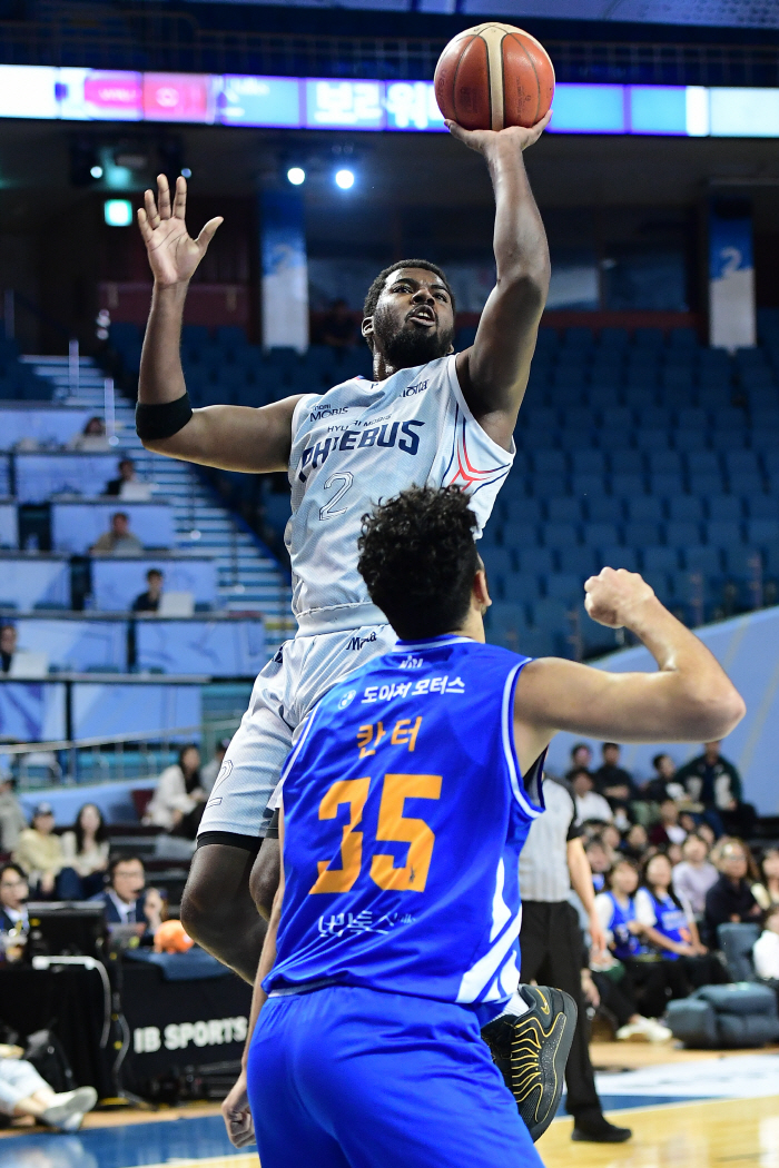 초보 사령탑 양동근 현대모비스 감독, 절친 맞대결에서 삼성 김효범 감독 격파