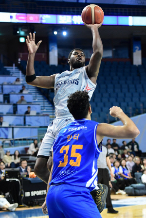 초보 사령탑 양동근 현대모비스 감독, 절친 맞대결에서 삼성 김효범 감독 격파