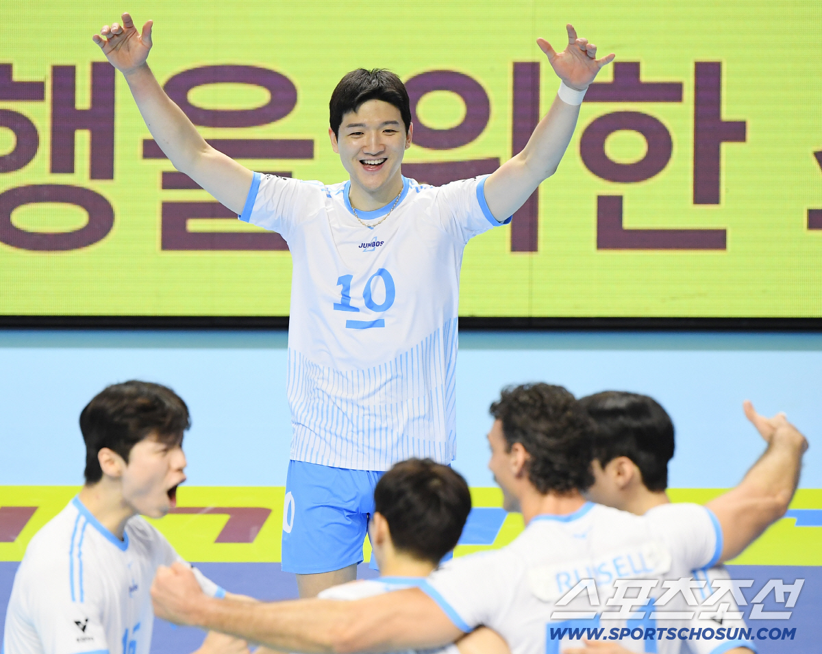 '왕의 귀환' 정지석 외인급 파괴력 대폭발...대한항공 개막전 승리, 조…
