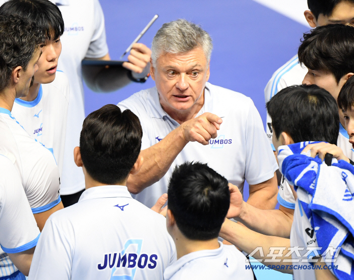 '감독님, 이게 한국식 축하예요' 65세 노감독에게 물 세례를 하다니..."찬물은 아닙니다" [인천 현장]