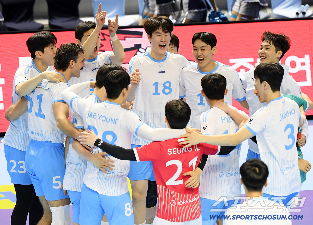 '감독님, 이게 한국식 축하예요' 65세 노감독에게 물 세례를 하다니..…