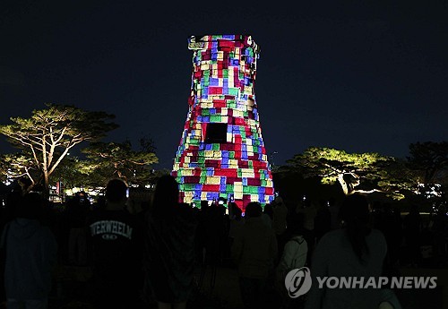 (경주=연합뉴스) 김현태 기자 = 20일 오후 경북 경주시 인왕동 첨성대에서 2025 아시아태평양경제협력체(APEC) 정상회의 개최를 기념하는 미디어아트가 진행되고 있다. 2025.10.20 mtkht@yna.co.kr
