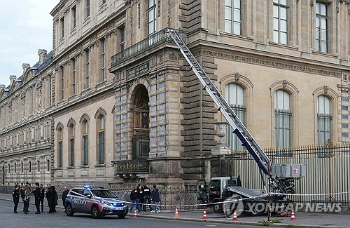 (AFP=연합뉴스) 지난 19일(현지시간) 프랑스 파리 루브르 박물관 외벽에 절도범들이 진입을 위해 사용한 사다리차가 세워져 있다. 2025.10.24