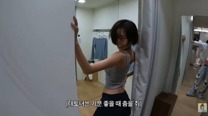 화사, '40kg대' 감량 후 대놓고 늘씬 몸매 자랑..."어깨 얄쌍해 …