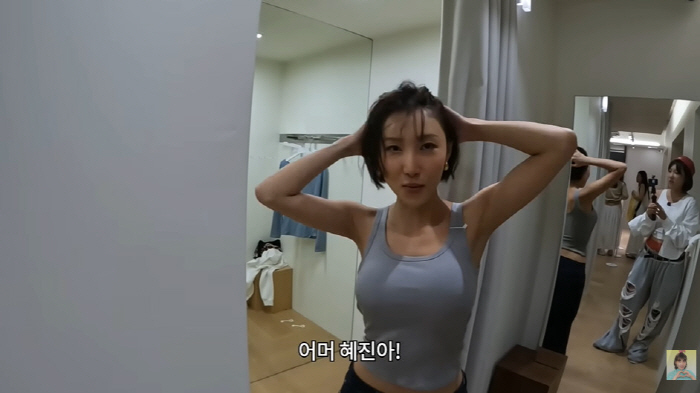 화사, '40kg대' 감량 후 대놓고 늘씬 몸매 자랑..."어깨 얄쌍해 …