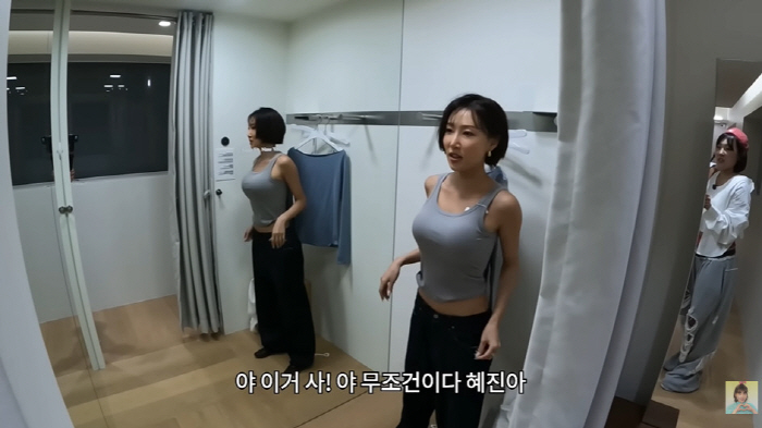 화사, '40kg대' 감량 후 대놓고 늘씬 몸매 자랑..."어깨 얄쌍해 …