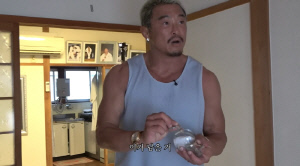 추성훈, 父 화장 후 남은 허리 철심 보관 