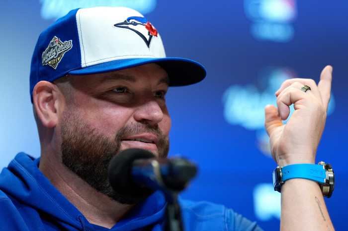 "모자랑 강아지 옷 가져와!" "싫은데요?" 월드시리즈 사전 신경전 후끈, 토론토 감독의 뼈 있는 조크에 돌직구 던진 오타니