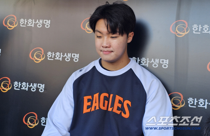"주황빛 물결에 울컥…KS 꼭! 가고 싶다" 한화에 문동주만 있나? '158㎞ 신인' 정우주도 있다 [인터뷰]