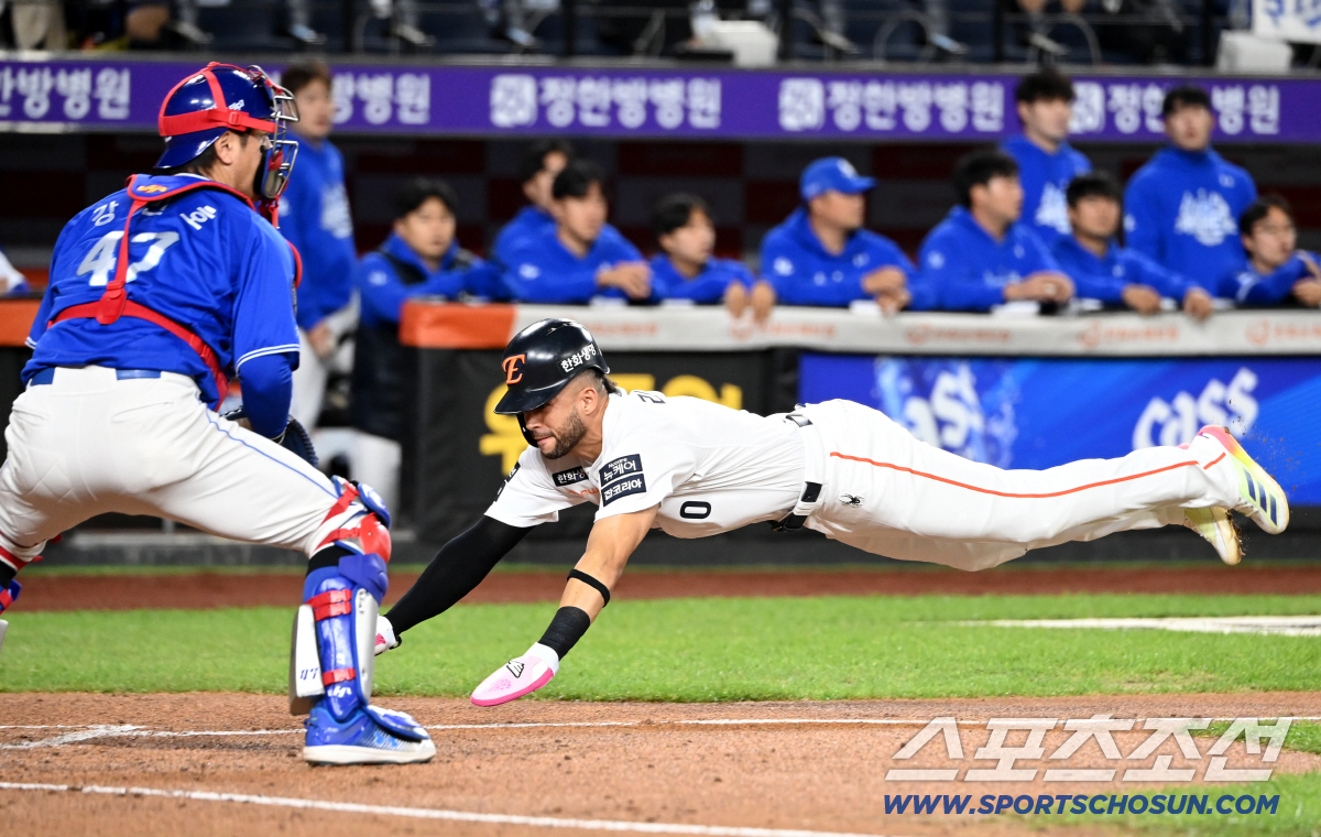 [포토] 리베라토, 채은성 희생플라이에 득점!