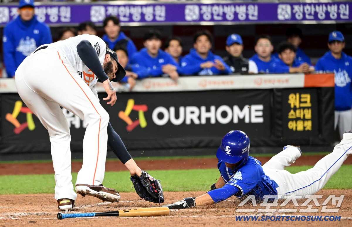 [포토] 태그 시도 폰세, 한발 더 빨랐던 이재현의 슬라이딩