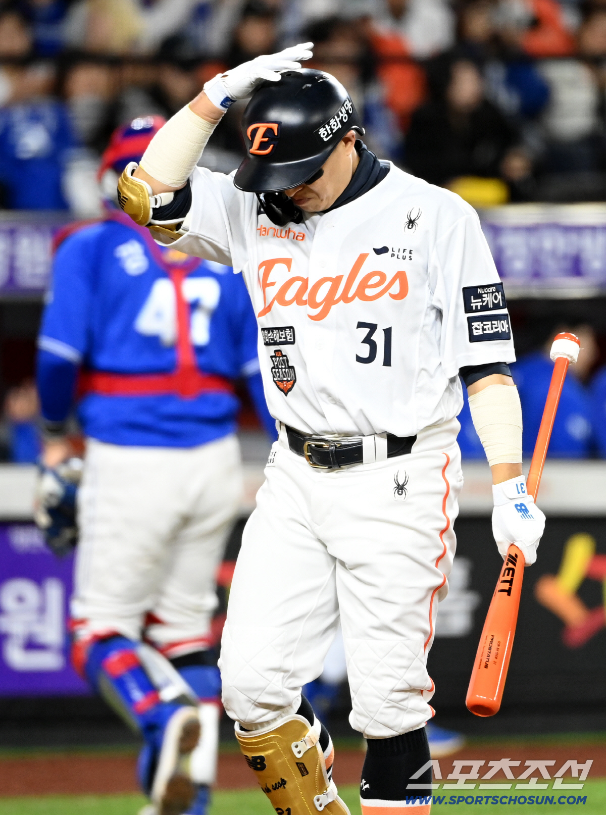 [포토] 삼진 당한 손아섭, 강민호와 엇갈린 희비