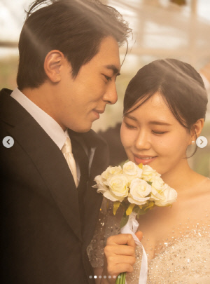 김원훈, ♥9세 연하 엄지윤과 웨딩화보 공개 