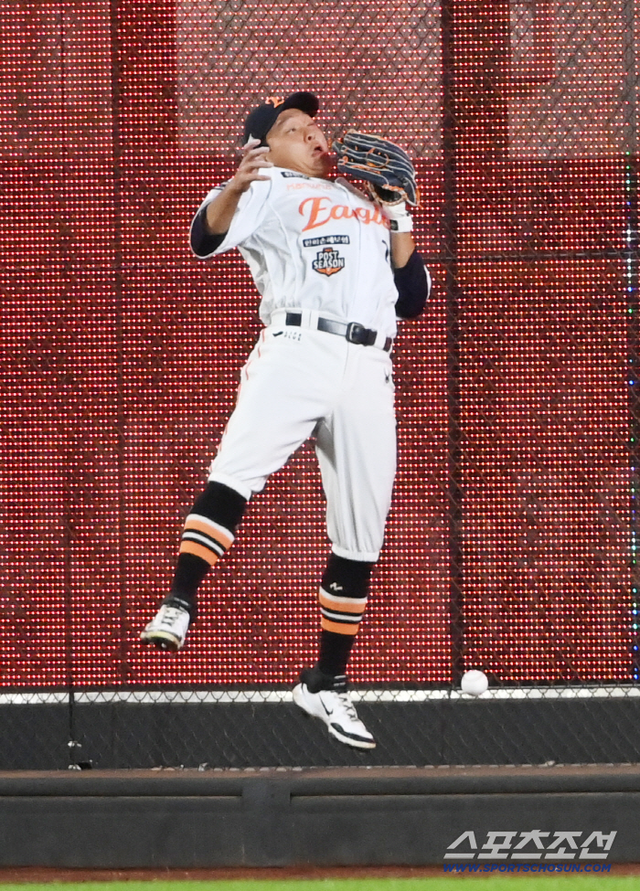 폰세 발목 잡는 행복 수비가 또?…떨구고, 놓치고, 포일에 낫아웃 → 1루 송구마저 잊었다 [대전현장]