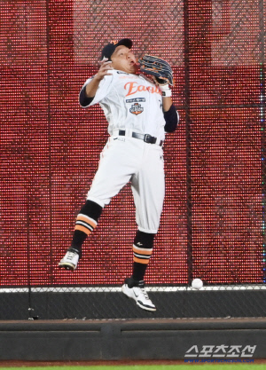 폰세 발목 잡는 행복 수비가 또?…떨구고, 놓치고, 포일에 낫아웃 → 1루 송구마저 잊었다 [대전현장]