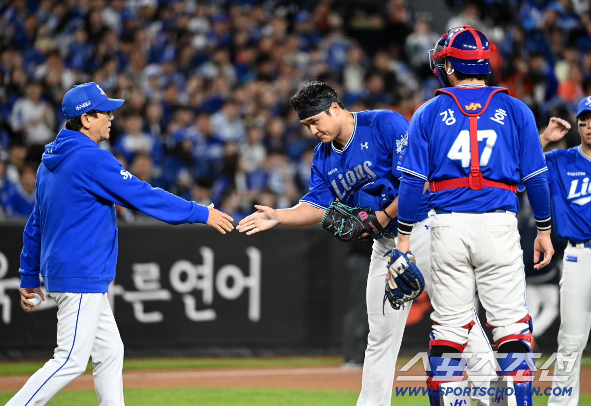 [포토] 최일언 투수코치와 악수하는 최원태, 최선을 다했다