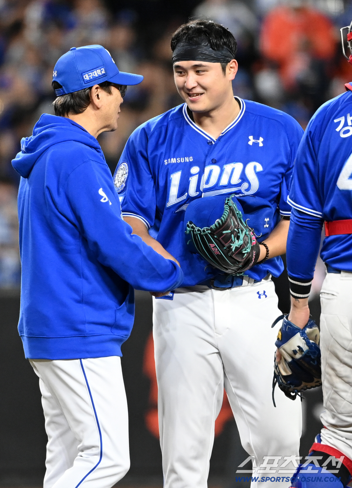 [포토] 최일언 코치, 최원태 가을야구 활약 멋졌다