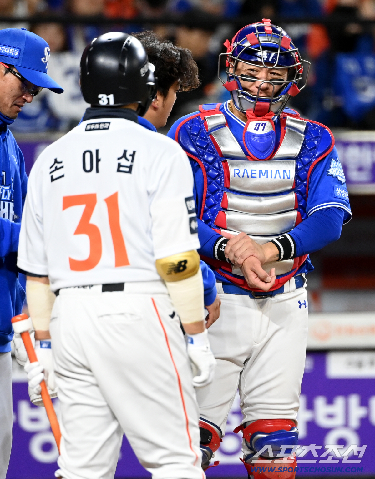 [포토] 손아섭 타구에 맞은 강민호의 고통