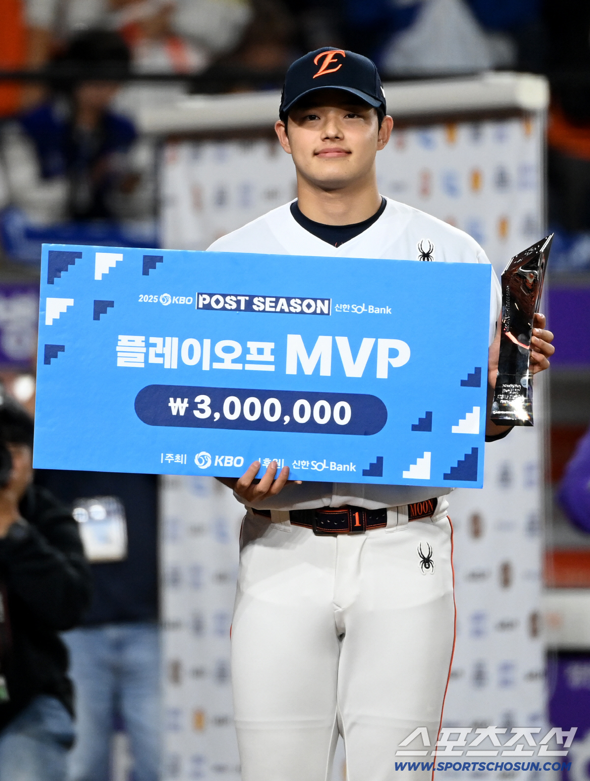[포토] 문동주, 내가 플레이오프 MVP!