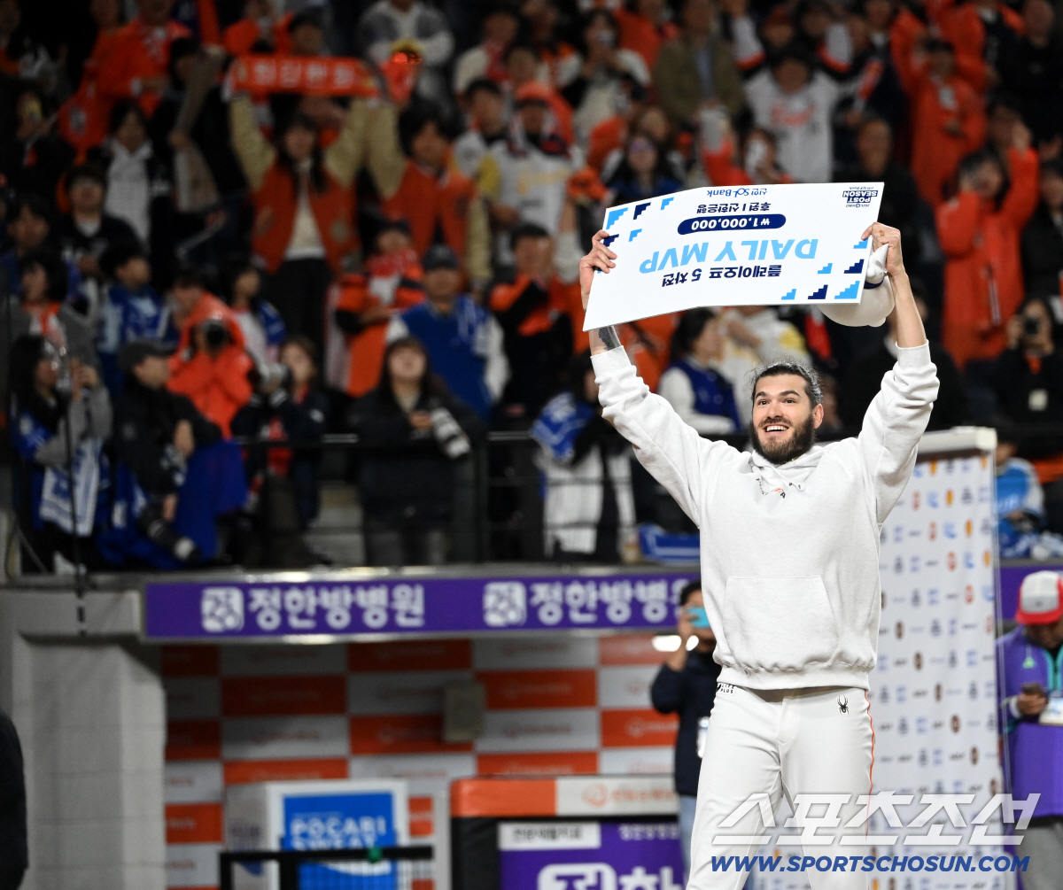 [포토] 폰세, 플레이오프 5차전 MVP의 환호!