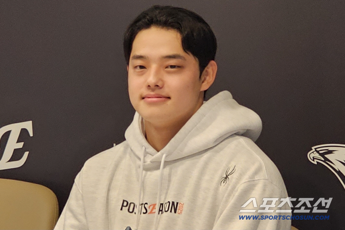 "수명이 줄어드는 느낌" 161㎞의 사나이, 'PO MVP' 문동주가 만끽한  불펜의 매력 [인터뷰]