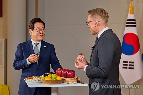 李대통령, CNN방송서 경주빵·귤 `먹방`…"K푸드 최고의 건강식"
