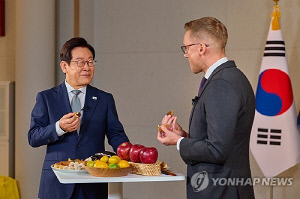 李대통령, CNN방송서 경주빵·귤 `먹방`…