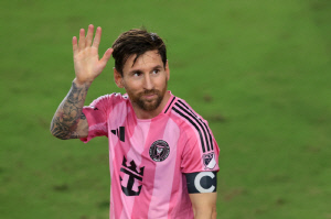 '미쳤다. 41살까지 현역이라니' MLS 인터 마이애미, '축구황제' 메시와 2028년까지 계약연장 공식 발표