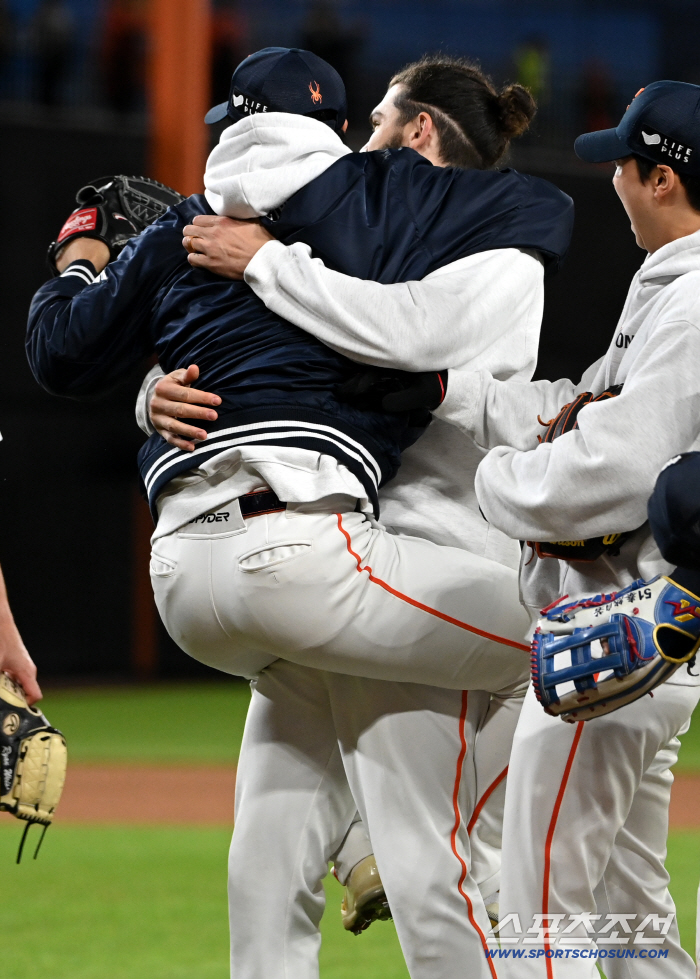 '폰와' 품에 쏙 안긴 문동주, 기쁨에 취한 폰세 '우왕좌왕'... '우리 한국시리즈 간다!' [대전 현장]