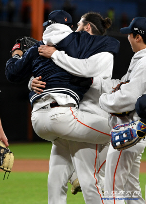 '폰와' 품에 쏙 안긴 문동주, 기쁨에 취한 폰세 '우왕좌왕'... '우리 한국시리즈 간다!' [대전 현장]